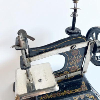 No.033 Vintage Sewing Machine