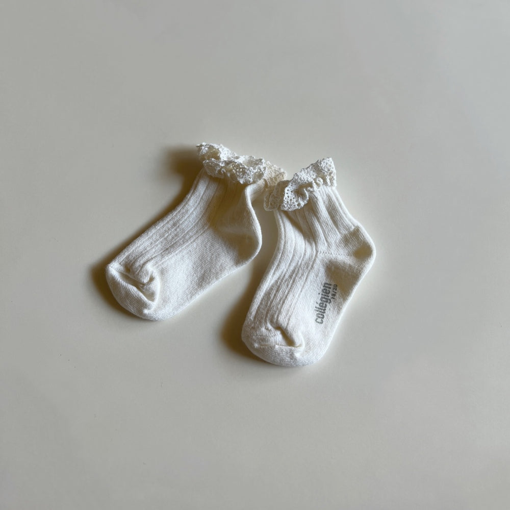Coll&#233;gien Lili Lace Trim Ribbed Ankle Socks / Blanc Neige