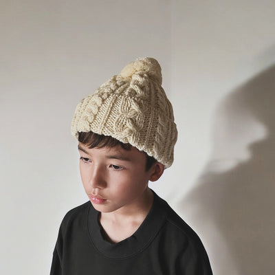 HIGHLAND2000 016 Bob Cap With Pompom BW Aran